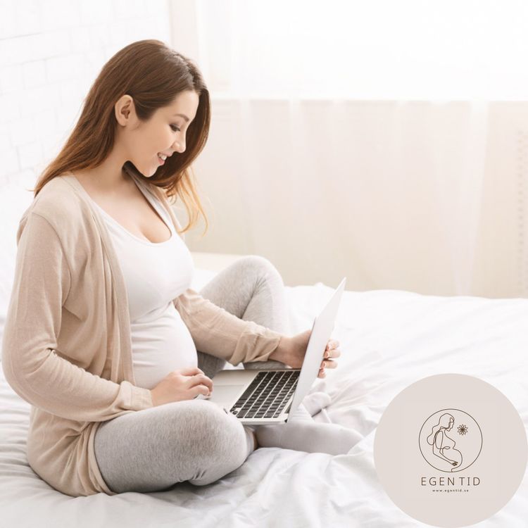 Gravid kvinna sitter lugnt på en yogamatta hemma